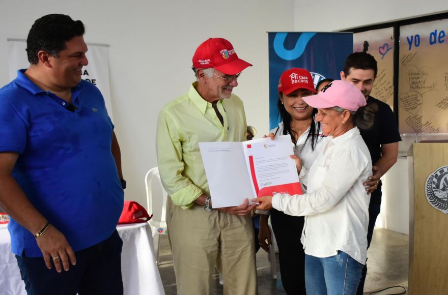 Gobernación del Atlántico entrega 100 títulos de propiedad ‘Mi Casa Bacana’ en Baranoa y avanza en la meta de 20.000 familias felices