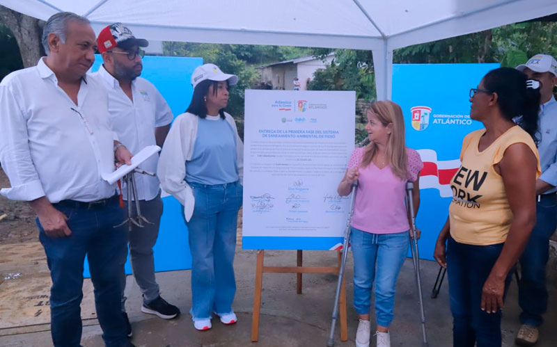 Fotografía de la gobernadora entregando la custodia a la empresa Triple A la primera fase del sistema de alcantarillado de Piojó.