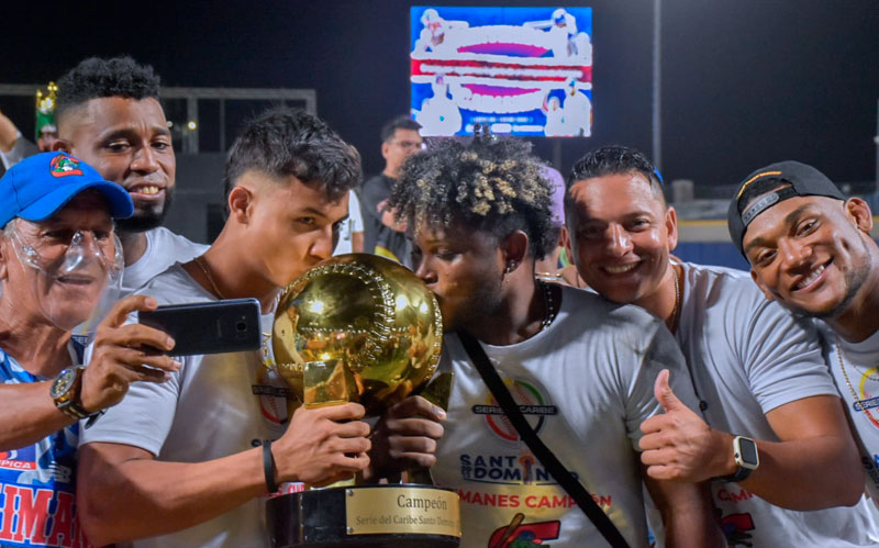 Fotografía jugadores de los Caimanes besando el trofeo obtenido