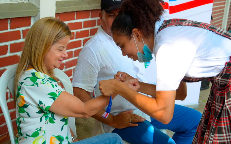 Fotografia gobernadora Elsa Noguera con estudiante de grado 11