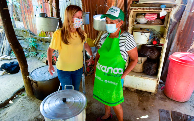 Fotografía gobernadora ELsa Noguera con matrona participante en festival del Guandú