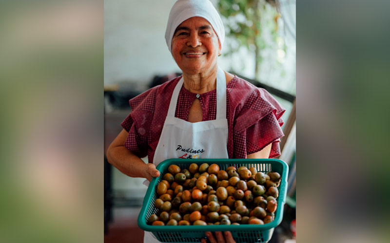Fotografía de matrona de Campeche con Bandeja de ciruelas