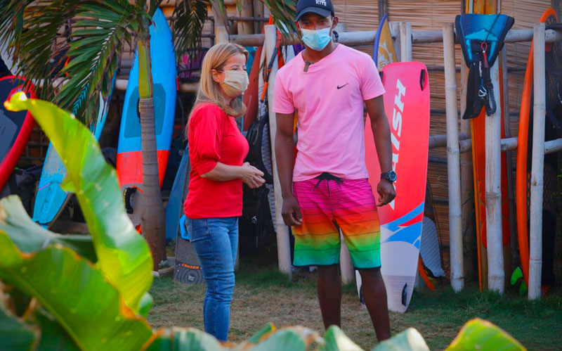 Fotografía de Gobernadora Elsa Noguera con participante del torneo de Kitesurf
