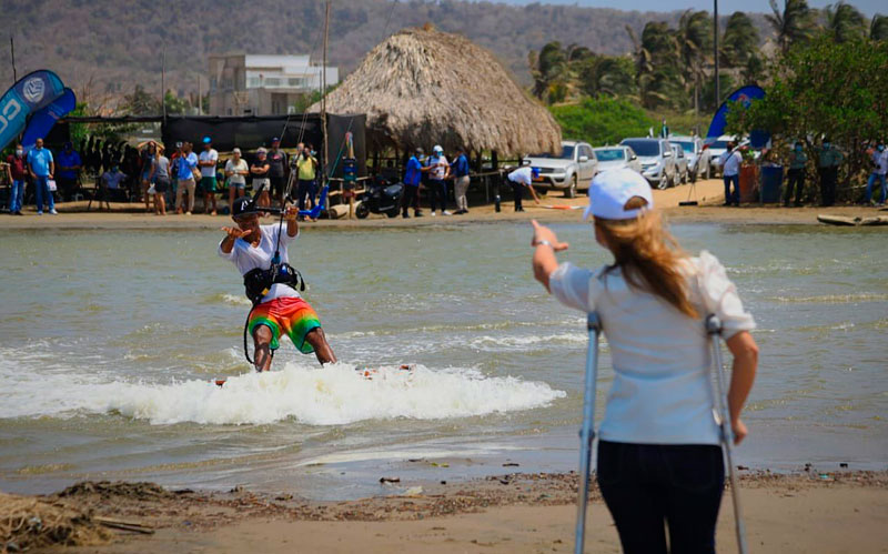 Fotografía Gobernadora Elsa Noguera saludando a Kitesurfista