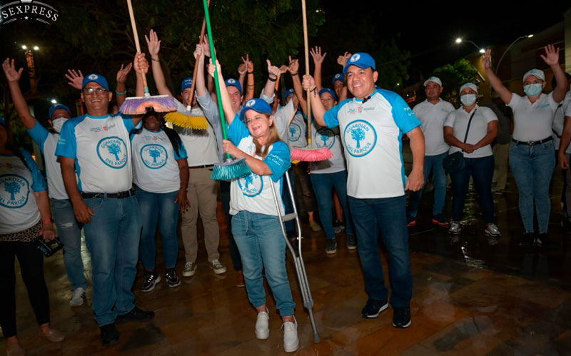 Fotografia Gobernadora Elsa Noguera limpiando plaza de Puerto Colombia junto con los guardianes del parque