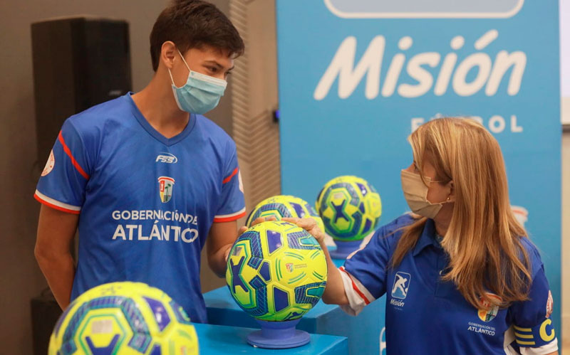Fotografía de la Gobernadora Elsa Noguera entregando balón a joven benefierio