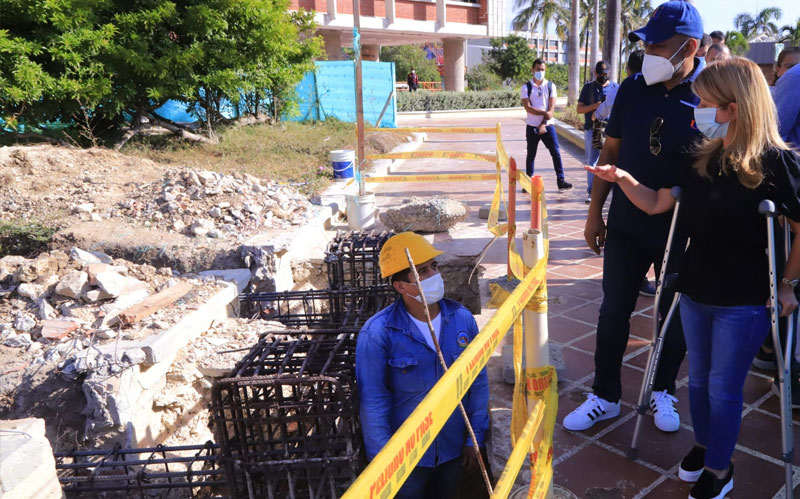Fotografía Gobernadora Elsa Noguera supervisando obras en la Uniatlántico sede Norte