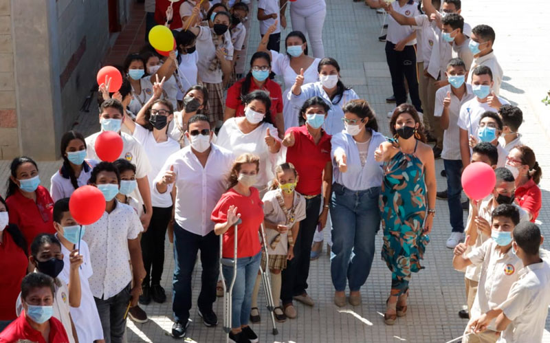 Fotografía de la gobernadora con Ministra de educación