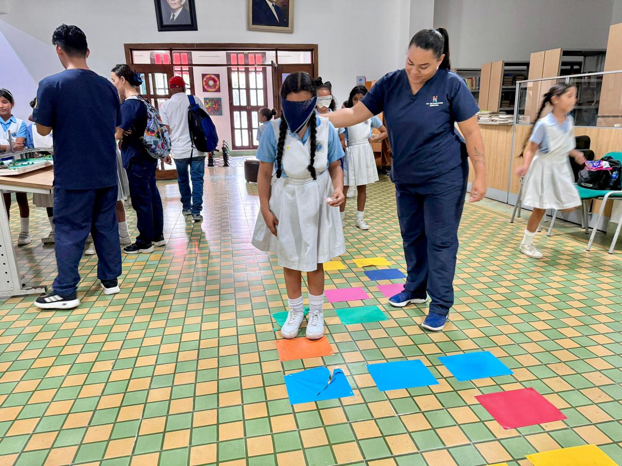 Mujer con niña en actividades lúdicas c152