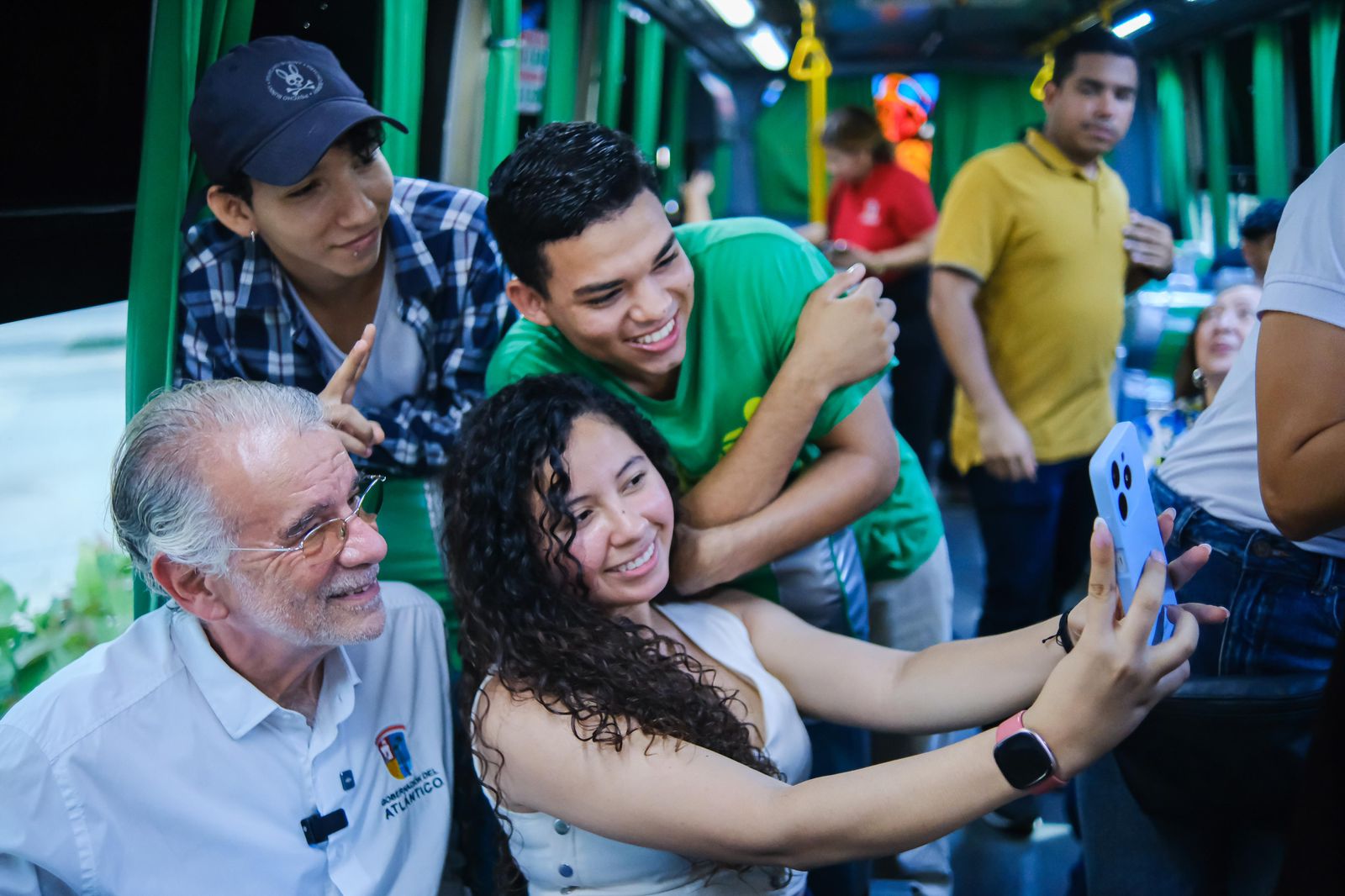 Gobernador Verano junto a estudiantes universitarios beneficiados con el subsidio de transporte Gobernador Verano junto a estudiantes universitarios beneficiados con el subsidio de transporte
