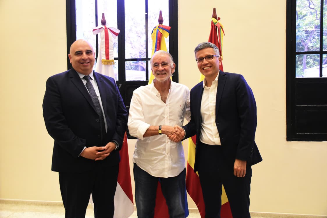 Gobernación del Atlántico y la USTDA firman acuerdo para estructurar un Centro de Datos de Hiperescala y ampliar red de fibra óptica Gobernación del Atlántico y la USTDA firman acuerdo para estructurar un Centro de Datos de Hiperescala