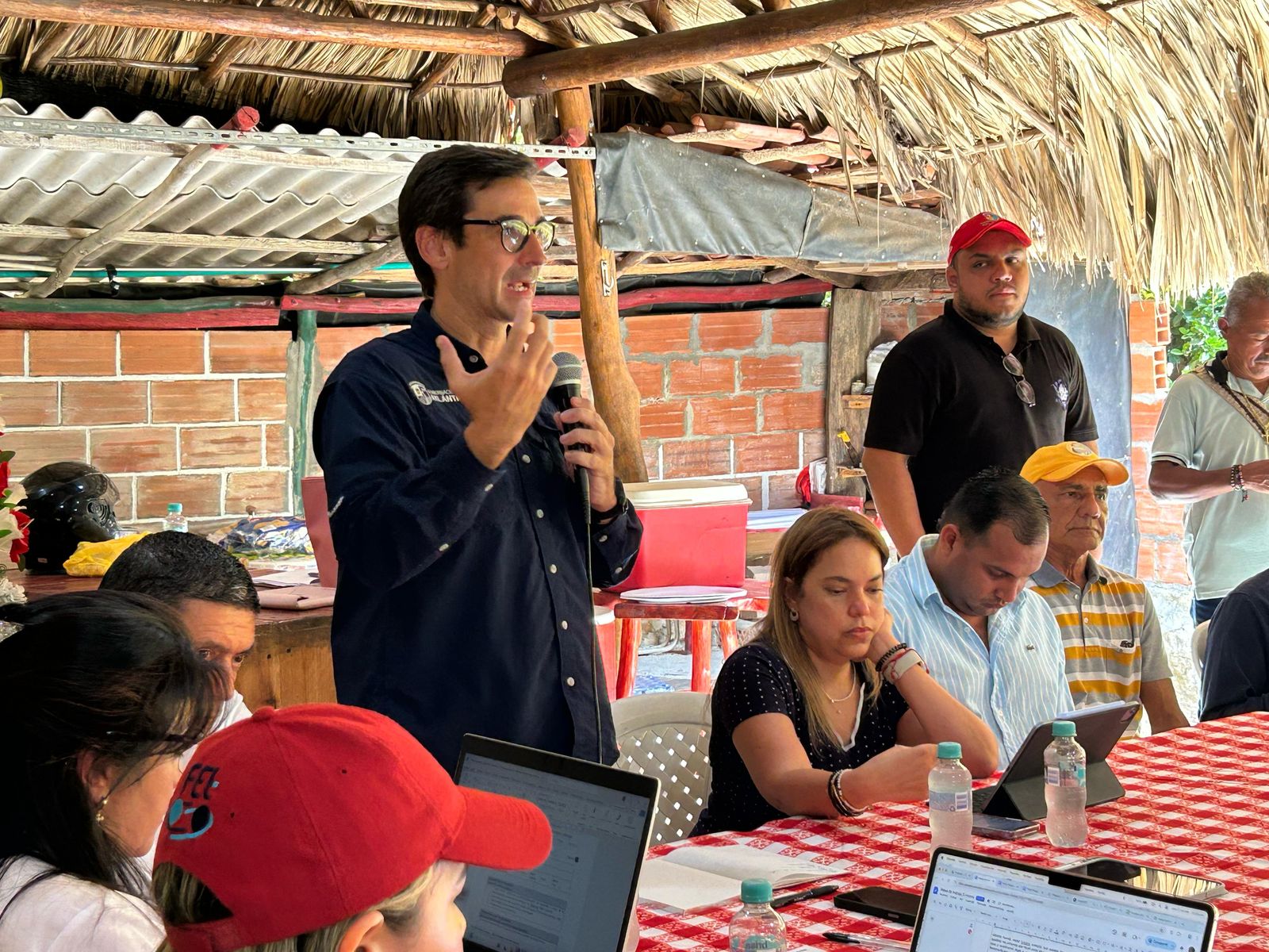 Secretario hablando a la comunidad c10149
