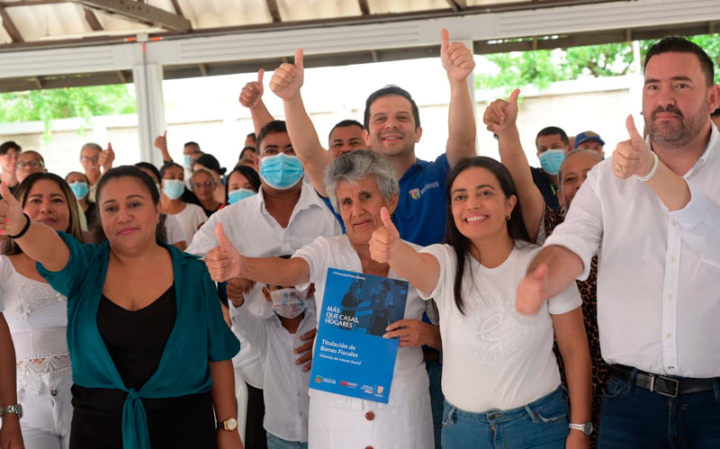 Fotografía de la jornada de entrega de 91 títulos