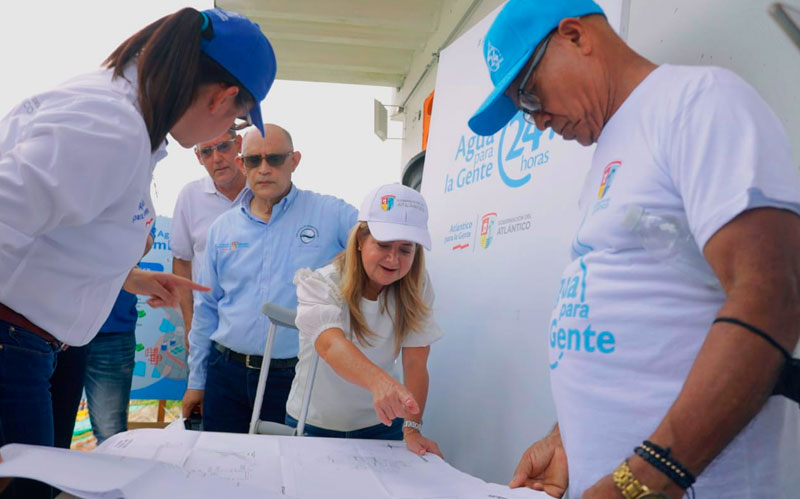 Fotografía de la gobernadora revisando sistema de almacenamiento que construye el departamento