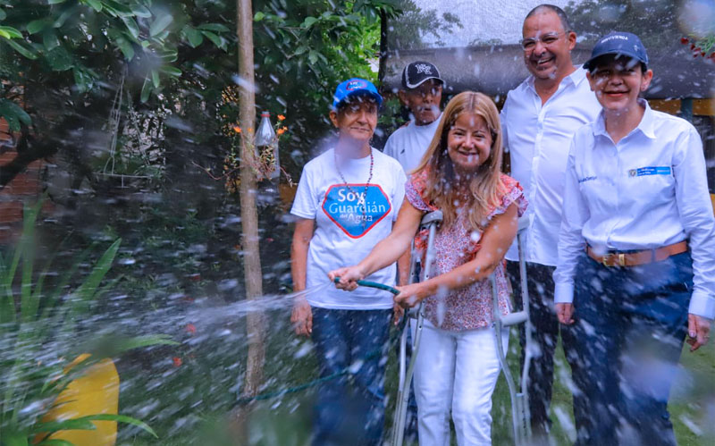 Fotografía de la gobernadora inaugurando servicio de agua potable en el Atlántico
