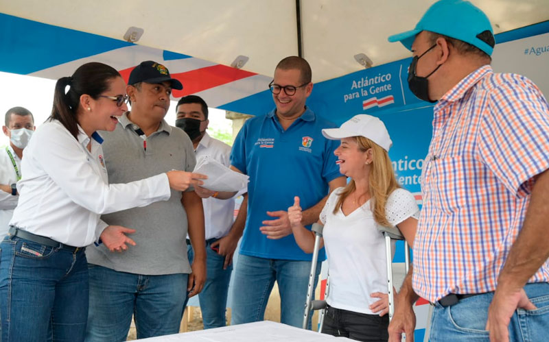 Fotografia de la gobernadora en Campo de la Cruz anunciando la construcción de un nuevo sistema de almacenamiento de agua potable
