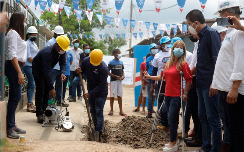 Fotografía de la gobernadora monitoreando obras de alcantarillado en Soledad