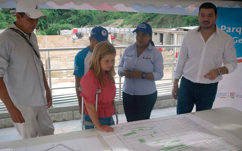 Fotografía de la Gobernadora del Atlántico inspeccionando las obras de la cancha de fútbol Chacanita