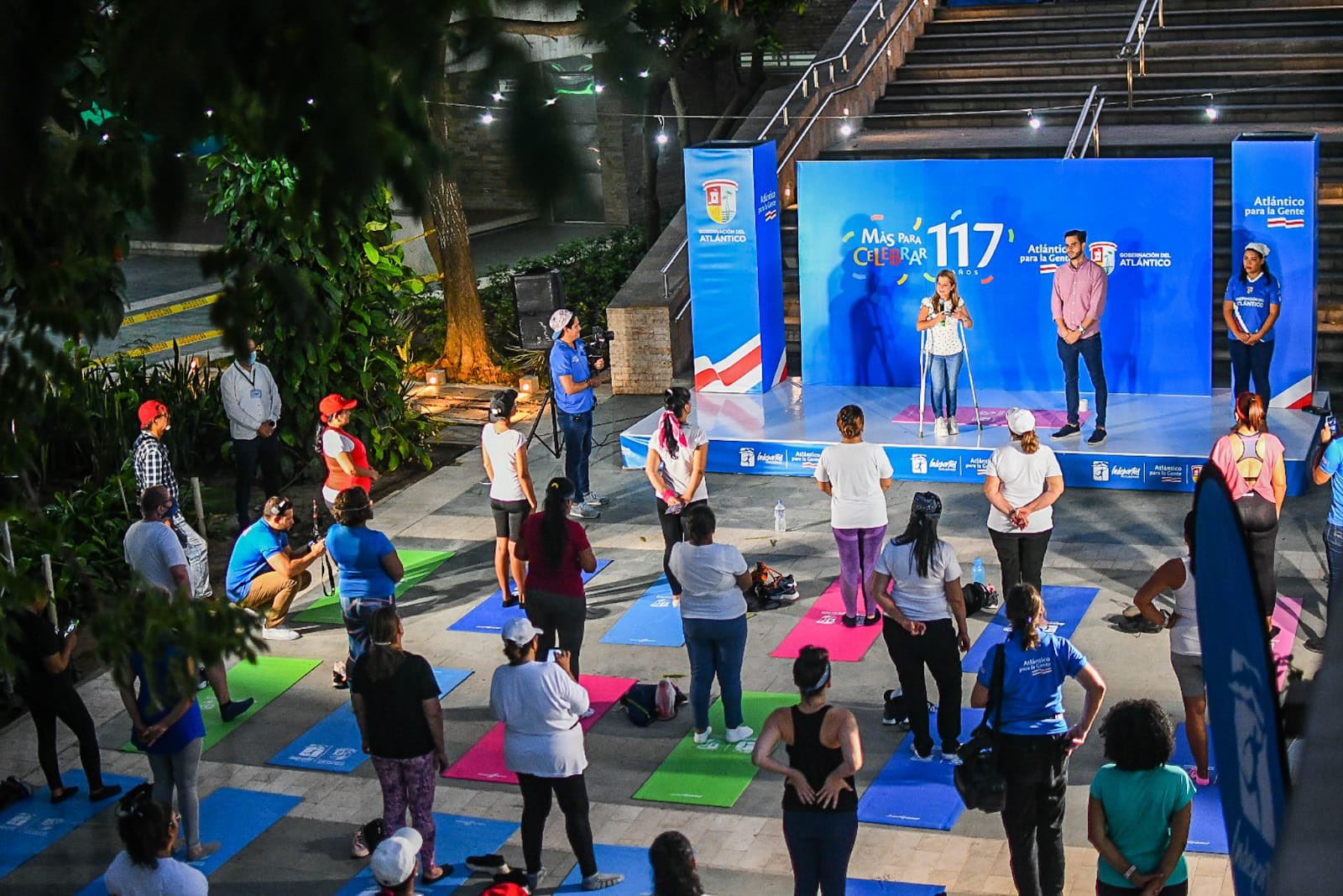 Fotografia de la gobernadora Elsa Noguera dando inicio al dia de Yoga en la Plaza de La Paz