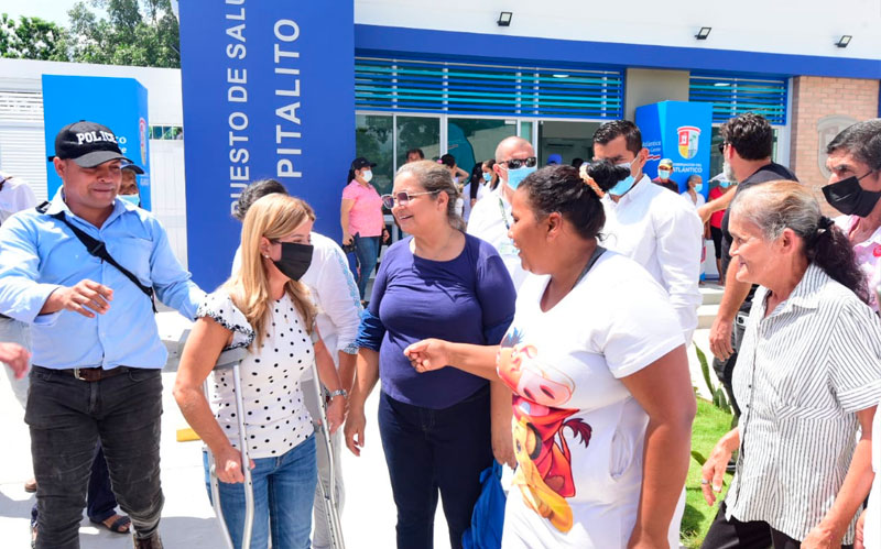 Fotografía de gobernadora Elsa Noguera entregando puesto de Salud de Pitalito