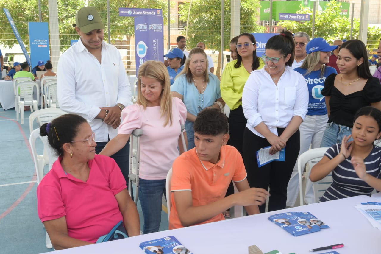 La gobernadora, Elsa Noguera, asistió al cierre de las ferias subregionales organizadas por la Gobernación, en el municipio de Santo Tomás, para acompañar a los jóvenes en su inscripción al programa. Atlantico Directo a la U