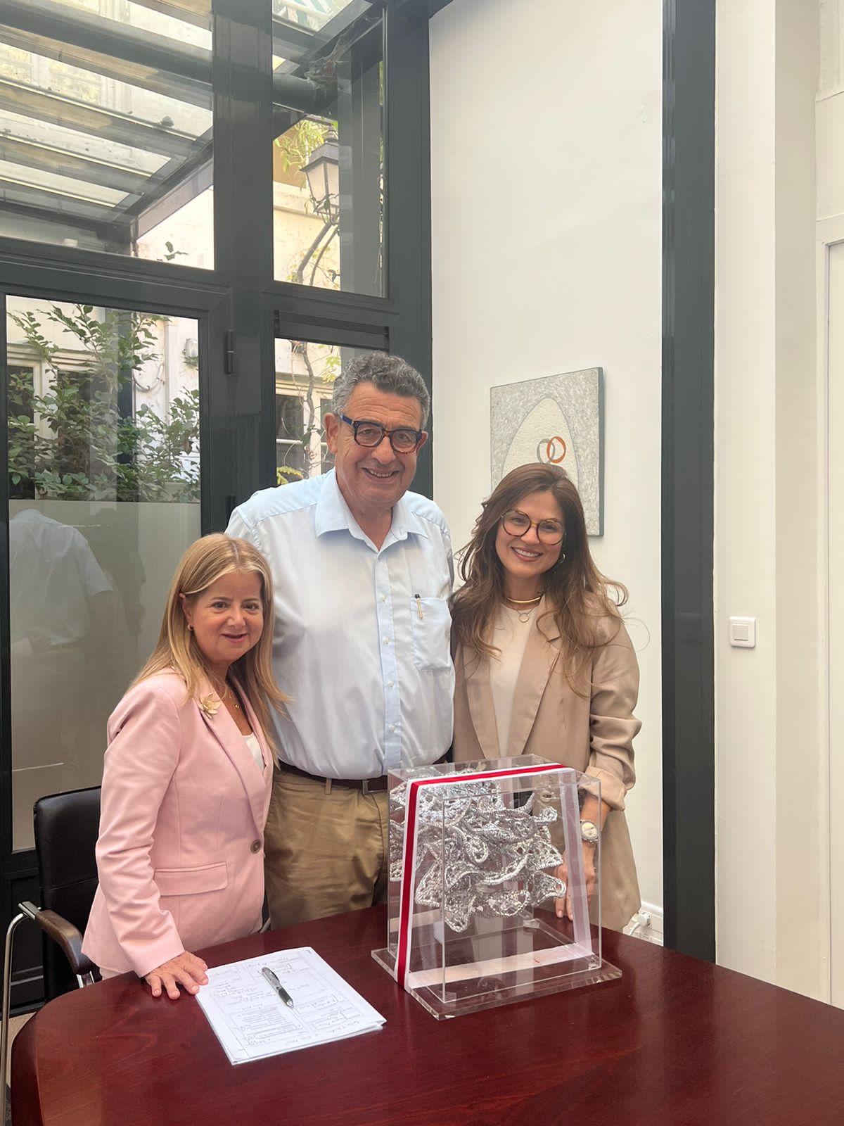 entregó al presidente del Instituto Curie, Thierry Phillip, la exposición permanente de artesanías para esta importante entidad. Atlantico El Instituto Curie de Paris Artesanias del Atlantico