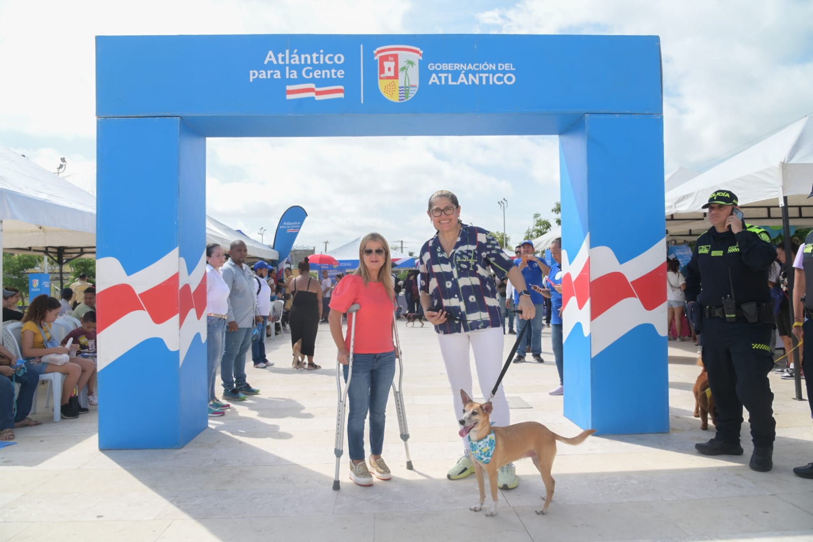 La Gobernadora del Atlántico acompañó este viernes la jornada integral de bienestar animal que se llevó a cabo en la plaza Central de Soledad. Atlantico bienestar de las mascotas