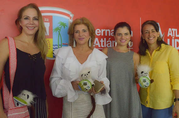 La primera gestora social del Atlántico, Liliana Borrero, la diseñadora Francesca Miranda, Daniela Jassir y la directora de la Fundación Proyecto Tití Cabeciblanco, Rosamira Guillén Monroy, durante el lanzamiento de la “Era del Plástico”, el 2 de noviembre de 2016, evento en el que la moda, el arte y la gestión social se unieron para promover la conservación del medio ambiente.