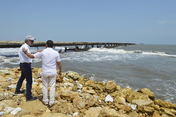 El gobernador Eduardo Verano y el alcalde Steimer Mantilla en el Muelle de Puerto Colombia que será reconstruido.