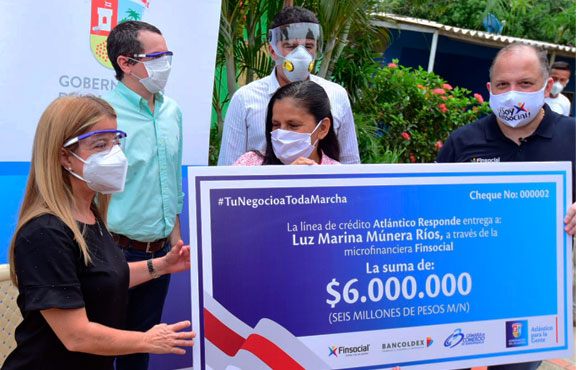 Gobernadora entregó primeros créditos de 'Tu negocio a toda marcha' a emprendedores afectados por la pandemia