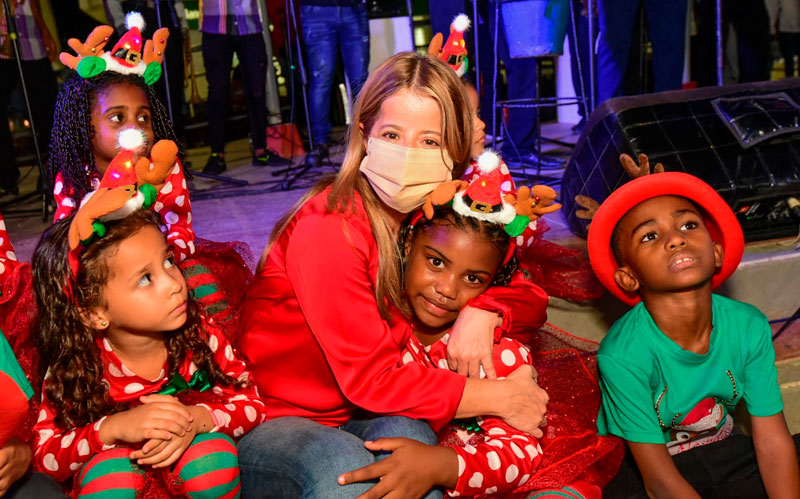 Fotografía Gobernadora Elsa Noguera con Niños