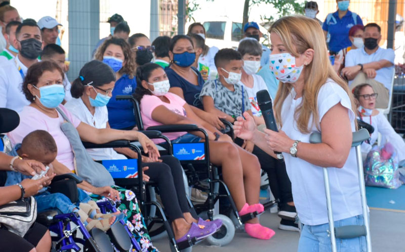 Fotografia de la gobernadora con niños, niñas y adolescentes en condición de discapacidad