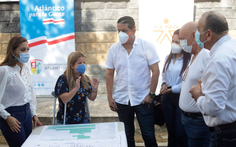 Foto gobernadora Elsa Noguera mirando los planos del nodo Sena