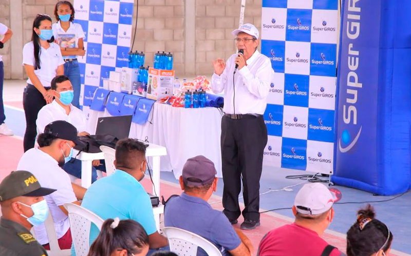 Fotografía Gerente de Edusuerte en evento