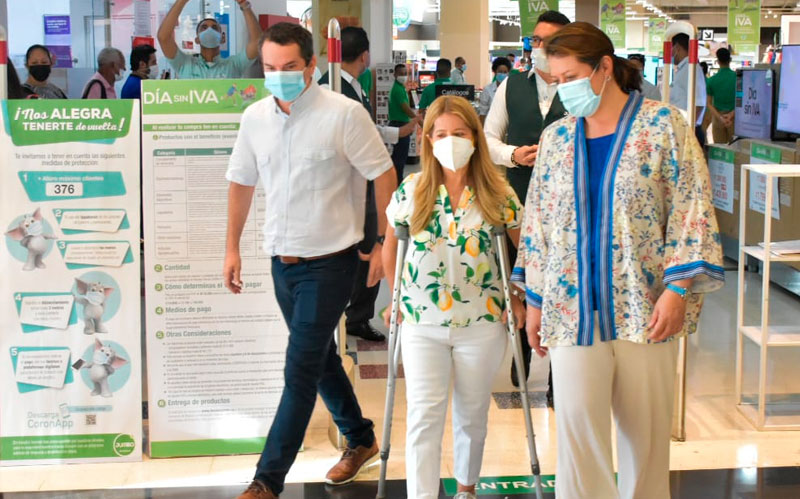 Fotografia de la Ministra de Comercio caminando centro comercial Buenavista en Barranquilla
