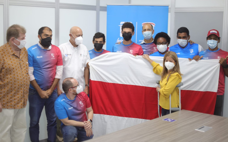 Foto Gobernadora Elsa Noguera entregando bandera a delegación