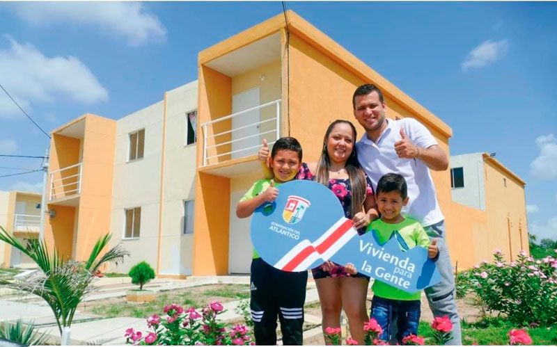 Foto de familia frente su casa con llave simbolica