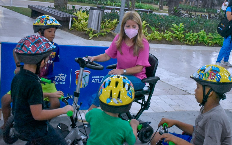 Foto Gobernadora con niños en Plaza de la Paz