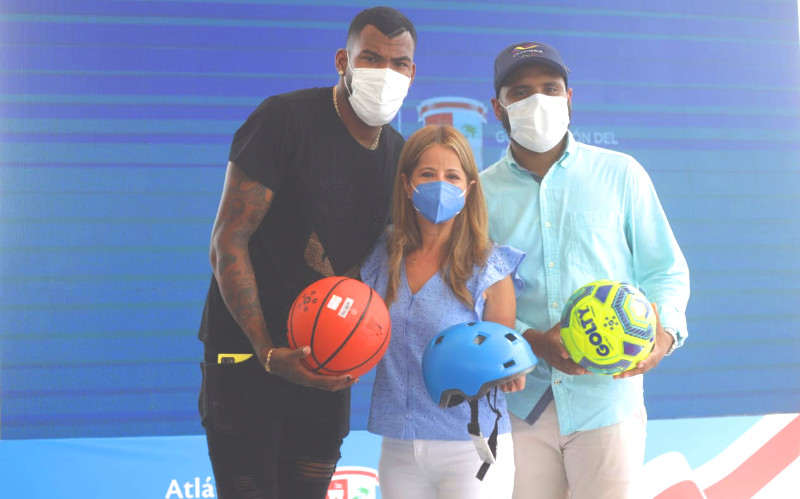 Foto Gobernadora Elsa Noguera con Implemento deportivos entregados a deportistas del Atlántico