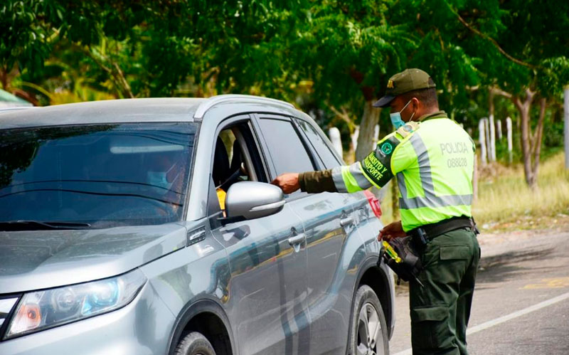Foto Policía de Transito haciendo control vial