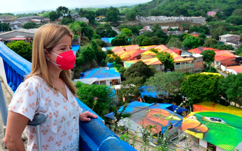 Foto Gobernadora Elsa Noguera Viendo los techos pintados