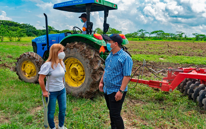 Foto Gobernadora Elsa Noguera en campo con un tractor de fondo