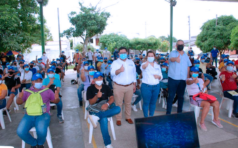 Foto Alcalde de Baranoa y Directora del Transito del Atlántico con motociclista asitente al evento