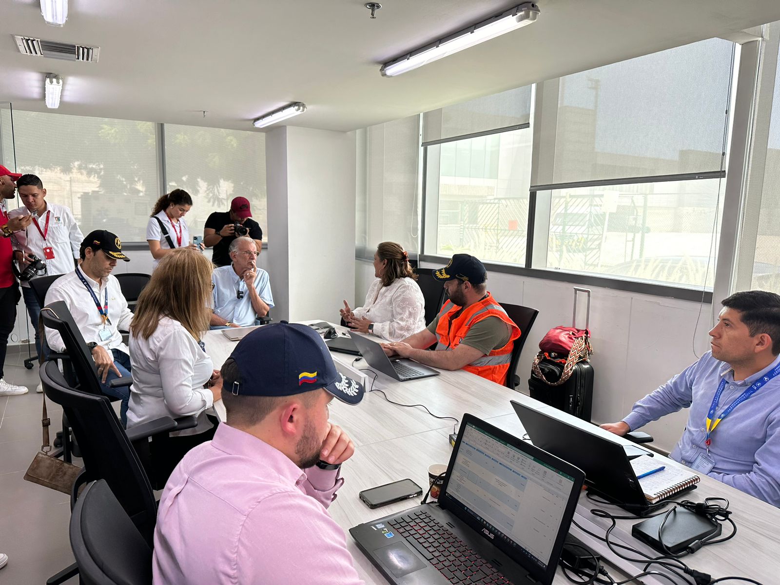 Gobernador Eduardo Verano reunido con el nuevo personal de la Aerocivil que administra el aeropuerto 