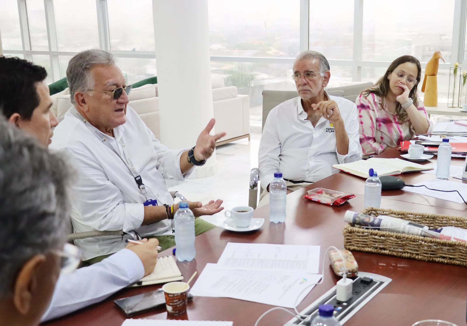 Gobernador Verano acompañado de su equipo de trabajo