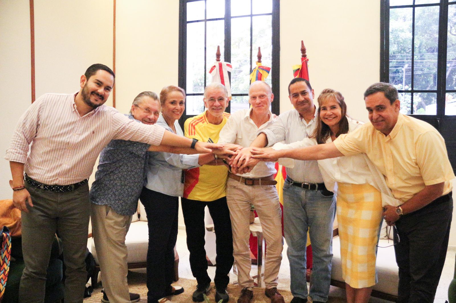 Nils Lempfert, representante de Crown Photovoltaic Group, con sede principal en Hamburgo, norte de Alemania, y Jaime Stefanell, managing directorn Colombia, gobernador del Atlántico, Eduardo Verano durante la visita
